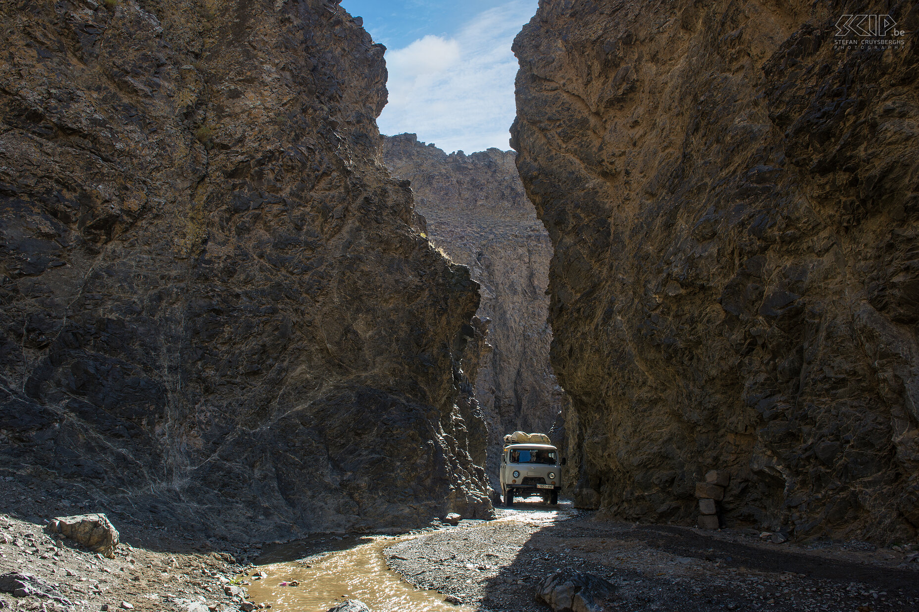 Gobi - Yolin Am Midden in de Gobi woestijn op een hoogte van 2800m ligt de diepe en smalle kloof Yolin Am met wanden van wel 200m hoog. De vallei is vernoemd naar de lammergier, die 'yol' wordt genoemd in het Mongools. Vandaar dat de naam van de kloof vaak vertaald wordt  als ‘Vultures’s mouth’ of  ‘Valley of the vultures’.   Stefan Cruysberghs